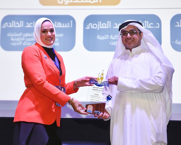 رئيس جمعية المعلمين الكويتية حمد الهولي يكرم الكوادر التعليمية