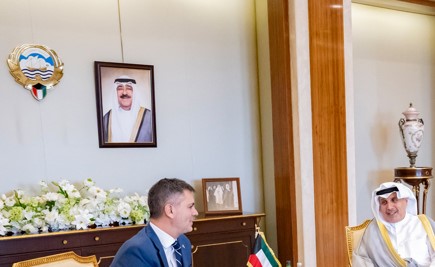 وزير الديوان الأميري ورئيس ديوان سمو ولي العهد استقبلا سفيري الأرجنتين وطاجيكستان