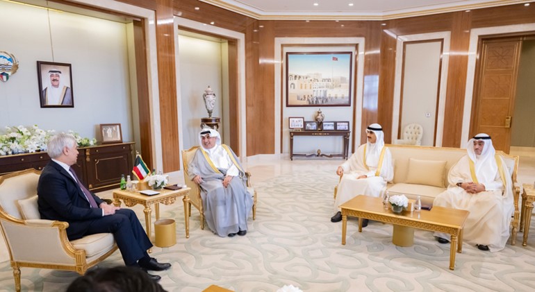 وزير شؤون الديوان الأميري الشيخ حمد جابر العلي ورئيس ديوان سمو ولي العهد الشيخ ثامر الجابر خلال استقبال سفير طاجيكستان خسرو ناظري