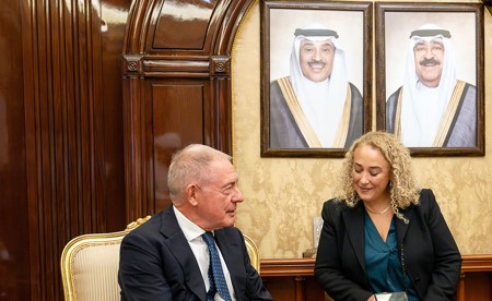 رئيس الوزراء بحث مع وزير المؤسسات في إيطاليا تعزيز التعاون في المجالات الاقتصادية والاستثمارية والصناعية ودعم قطاع الأعمال