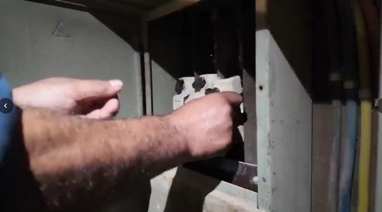 قطع التيار الكهربائي عن أحد المواقع المخالفة