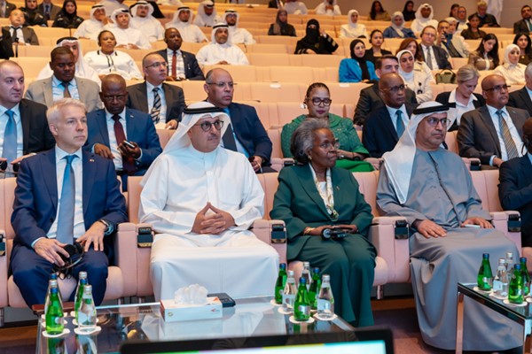 وزير الكهرباء والماء والطاقة المتجددة د.صبيح المخيزيم ومدير عام مؤسسة الكويت للتقدم العلمي د.أمينة فرحان والسفير الإماراتي د. مطر النيادي في مقدمة الحضور