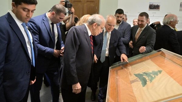 الرئيس د.نواف سلام يستمع إلى شرح من وزير الثقافة غسان سلامة حول مجسم خشبي للأرزة الوطنية (الوكالة الوطنية للإعلام)