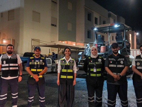 وزيرة الأشغال العامة د.نورة المشعان خلال تفقدها أعمال فرش طبقة الأسفلت في منطقة الفنيطيس بمحافظة مبارك الكبير