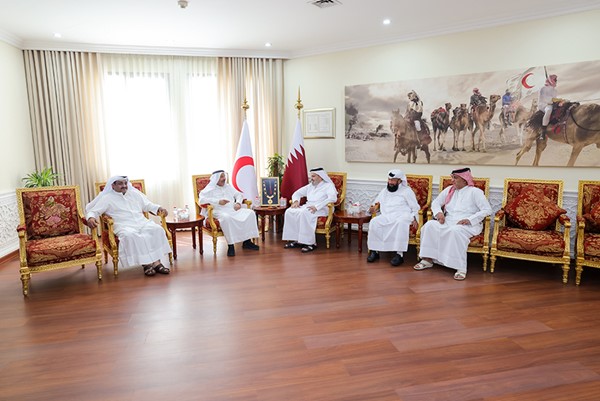 رئيس مجلس إدارة جمعية الهلال الأحمر السفير المتقاعد خالد المغامس خلال لقائه مساعد الأمين العام لقطاع الاتصال وتنمية الموارد في الهلال الأحمر القطري محمد البشري