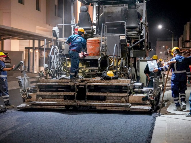 جانب من أعمال صيانة شبكة الطرق في منطقة الفنيطيس بمحافظة مبارك الكبير