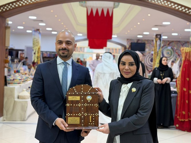وزيرة الشؤون الاجتماعية وشؤون الأسرة والطفولة د.أمثال الحويلة خلال جولة ميدانية برفقة وزير التنمية الاجتماعية البحريني أسامة العلوي