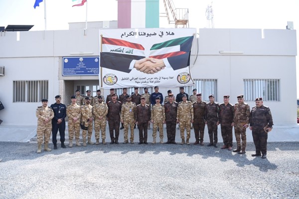 رئيس قطاع أمن الحدود وخفر السواحل اللواء مجبل فهد بن شوق وقائد قوات الحدود العراقية الفريق حقوقي محمد السعيدي مع أعضاء وفدي البلدين في لقطة جماعية