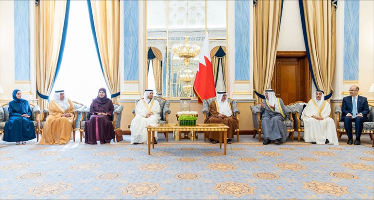 ولي العهد رئيس مجلس الوزراء البحريني صاحب السمو الملكي الأمير سلمان بن حمد خلال استقباله رؤساء الوفود المشاركة في الاجتماع الـ22 للجنة وزراء ورؤساء أجهزة الخدمة المدنية والاجتماع الـ12 للجنة وزراء العمل والاجتماع الـ12 للجنة وزراء الشؤون والتنمية الاجتماعية بدول مجلس التعاون والأمين العام لمجلس التعاون جاسم البديوي