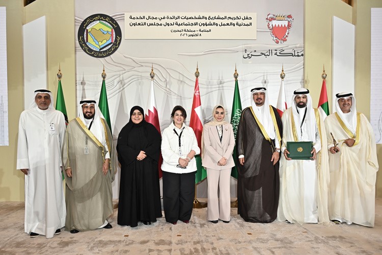 د.أمثال الحويلة تتوسط السفير جاسم الناجم وقيادات الوزارة ووكيلة وزارة العدل عواطف السند ووليد الخشتي ووليد الفاضل