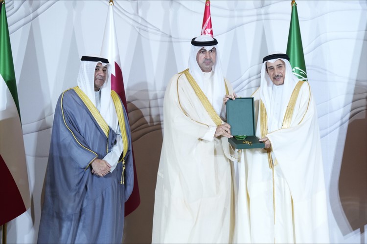 نائب رئيس الوزراء البحريني الشيخ خالد بن عبدالله آل خليفة مكرما وكيل وزارة النفط الشيخ د.نمر فهد المالك بحضور الأمين العام لمجلس التعاون جاسم البديوي