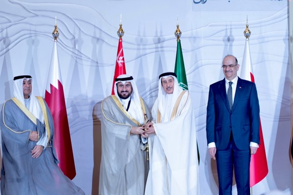 نائب رئيس الوزراء البحريني الشيخ خالد بن عبدالله آل خليفة مكرما الرئيس التنفيذي بالوكالة لشركة ناقلات النفط الكويتية الشيخ خالد أحمد المالك بحضور الأمين العام لمجلس التعاون الخليجي جاسم البديوي