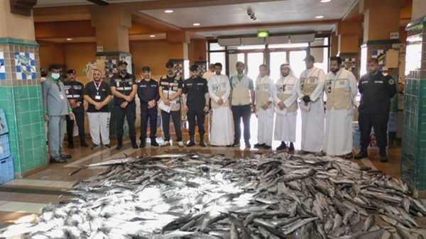 ممثلو الجهات المشاركة في الحملة التفتيشية أمام كمية من الأسماك الفاسدة