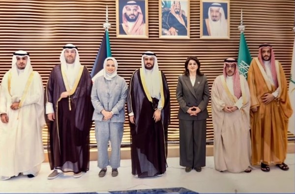 رئيسة مجلس إدارة الهيئة العامة لمكافحة الفساد "نزاهة" د. رنا الفارس ومدير الإدارة العامة للتحريات المالية السعودية اللواء محمد المهنا ونائب رئيس الهيئة د. ماجد الديحاني وعضو مجلس الإدارة ضي العتيبي والأمين العام المساعد لقطاع كشف الفساد والتحقيق فواز المضف وممثل إدارة التعاون الدولي عبدالرحمن الوزان ونائب رئيس هيئة الرقابة ومكافحة الفساد للتعاون الدولي بالمملكة د. ناصر أبا الخيل