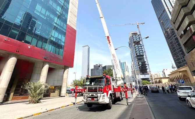 الإطفاء تنقذ وافدين احتجزا في رافعة وتسيطر على حريقين