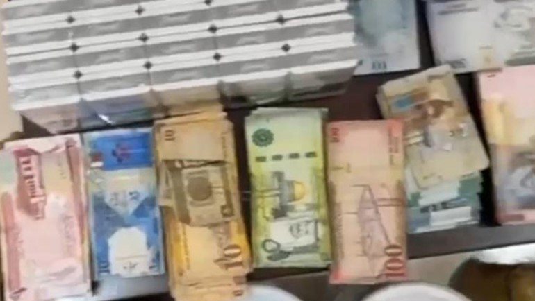 عملات متنوعة وسجائر ضبطت بحوزة عامل محطة الوقود