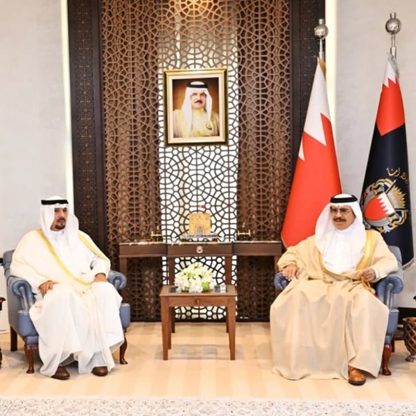 وزير الداخلية البحريني الفريق أول الشيخ راشد بن عبدالله آل خليفة مستقبلا سفيرنا بالمنامة جاسم الناجم