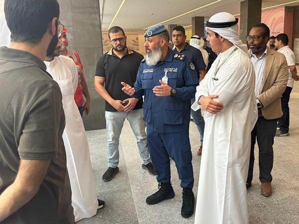 قوة الإطفاء العام تقوم بجولة تفقديّة في إحدى المجمعات التجارية