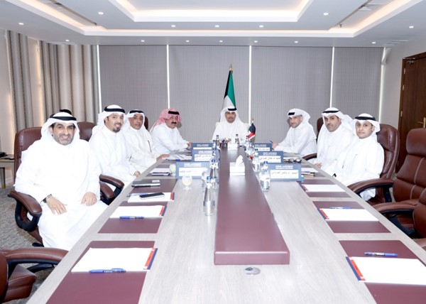 الوزير طارق الجلاهمة خلال الاجتماع مع مدير عام الهيئة العامة للشباب والرياضة بالتكليف بشار عبدالله ورئيس اتحاد الكرة الشيخ أحمد اليوسف وأعضاء الاتحاد
