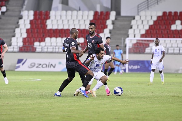 لاعب الجهراء عبدالرحمن الظفيري يحاول المرور من بين لاعبي الصليبخات