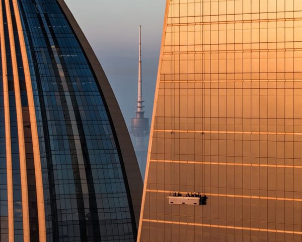 المصور عبدالله الشيرازي حصل على جائزة التميز (Highly Commended) في محور (Urban) إلى جانب شهادة التميز في محور (Abstract)