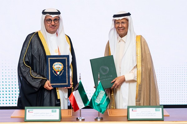 الكويت والسعودية توقعان مذكرة تفاهم للتعاون في مجالي الكهرباء والطاقة المتجددة