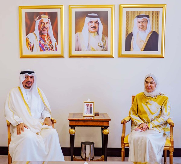 مستشار ملك البحرين للشؤون الثقافية والعلمية هالة الأنصاري وسفيرنا بالمنامة جاسم الناجم