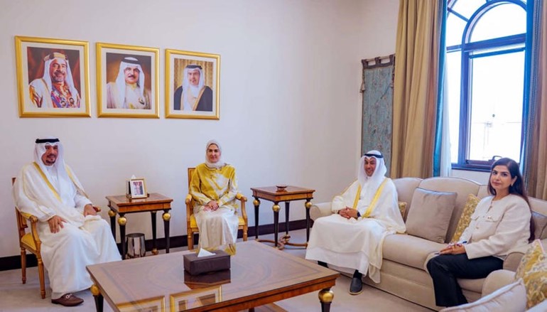 مستشار ملك البحرين للشؤون الثقافية والعلمية هالة الأنصاري وسفيرنا بالمنامة جاسم الناجم خلال اللقاء بحضور المستشار عبدالعزيز الفلاح والسكرتير الثاني لجين أبو عليان