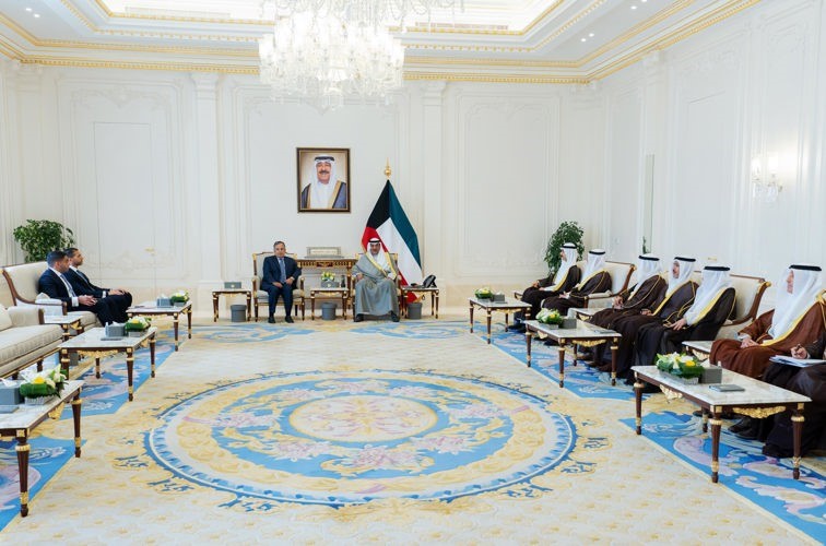 سمو ولي العهد الشيخ صباح الخالد مستقبلا الأمين العام لجامعة الدول العربية نبيل إسماعيل فهمي بحضور رئيس ديوان سمو ولي العهد الشيخ ثامر الجابر ووزير الخارجية الشيخ جراح الجابر