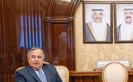 رئيس الوزراء بحث مع الأمين العام للجامعة العربية المستجدات الإقليمية والدولية وسبل تعزيز التضامن والتعاون العربي