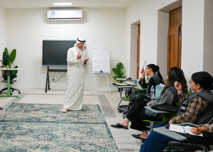 المحامي د.حسين العبدالله متحدثا خلال الجلسة