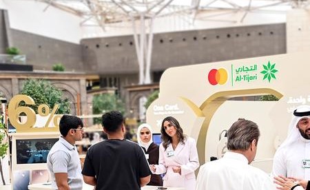 «التجاري» يأخذ عملاءه في رحلة نحو «أولد ترافورد» عبر تجربة تفاعلية في «الأفنيوز»