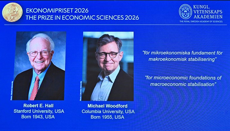 الأميركيان مايكل وودفورد وروبرت هول الفائزان بجائزة نوبل الاقتصاد لعام 2026 	(أ.ف.پ)