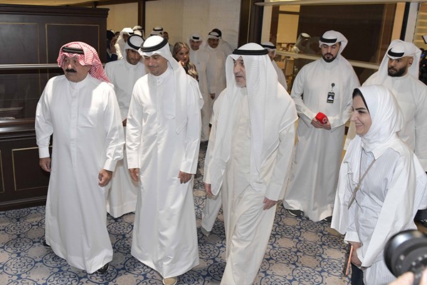 النائب الأول ووزير الشباب والرياضة ورئيس الاتحاد الكويتي لكرة القدم في جولة تفقدية حول الاستاد