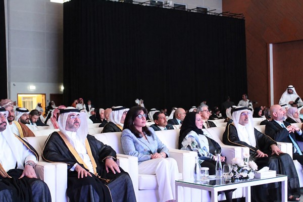 وكيل وزارة العدل المساعد للشؤون الفنية والإدارية بالتكليف نوف القبندي خلال مشاركتها في المنتدى الحكومي السابع لمكافحة الاتجار بالأشخاص في البحرين