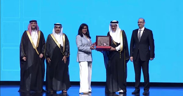 وزير الخارجية البحريني د. عبداللطيف الزياني يكرم رئيس وفد الكويت وكيل وزارة العدل المساعد للشؤون الفنية والإدارية بالتكليف نوف القبندي