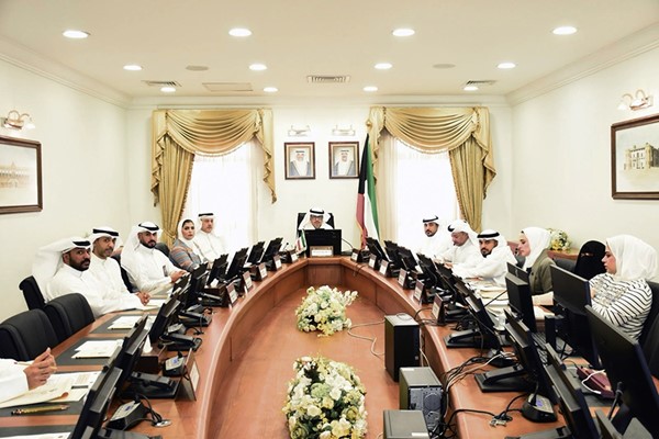الأمين العام المساعد للشؤون التنفيذية للجهاز العميد سليمان الحسينان والأمين العام المساعد للشؤون الفنية والمعلومات عبدالله الفرحان ومدير مركز الخدمة المتكاملة طلال العنزي خلال الاجتماع