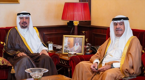 مستشار ولي العهد رئيس مجلس الوزراء البحريني الشيخ علي بن خليفة آل خليفة لدى استقباله سفيرنا بالمنامة جاسم الناجم