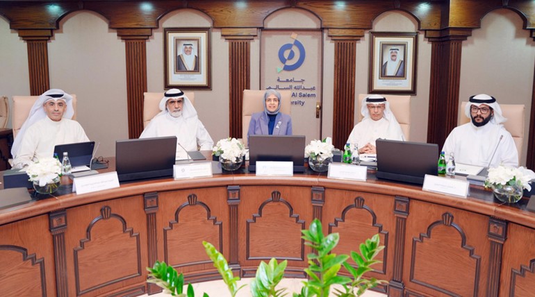 مديرة جامعة عبدالله السالم د. منى الأحمد ووكيل وزارة الكهرباء والماء والطاقة المتجددة د. عادل الزامل ووكيل الصحة الشيخ د. سلمان الصباح والقائم بأعمال أمين عام الجامعة د. عادل الحسينان خلال اجتماع مجلس الجامعة