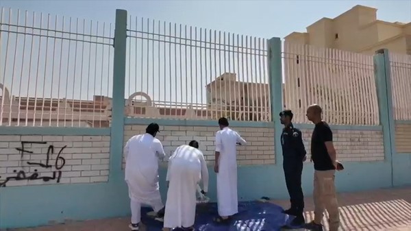 بالفيديو.. ضبط شخص لقيامه بالكتابة على جدار إحدى المدارس وإلزامه بإعادة طلائه