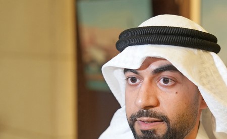الفنان حسن بهدهي يتحدى الإعاقة بـ 65 لوحة توثق التراث الكويتي في معرضه التشكيلي الأول