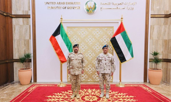 معاون رئيس الأركان العامة لهيئة الإمداد والتموين في الجيش اللواء الركن م.صلاح العازمي مع مساعد رئيس الأركان للقدرات المشتركة بوزارة الدفاع الإماراتية اللواء الركن إسحاق البلوشي