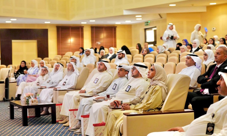 وكيل وزارة الدفاع الشيخ د.عبدالله المشعل في مقدمة الحضور