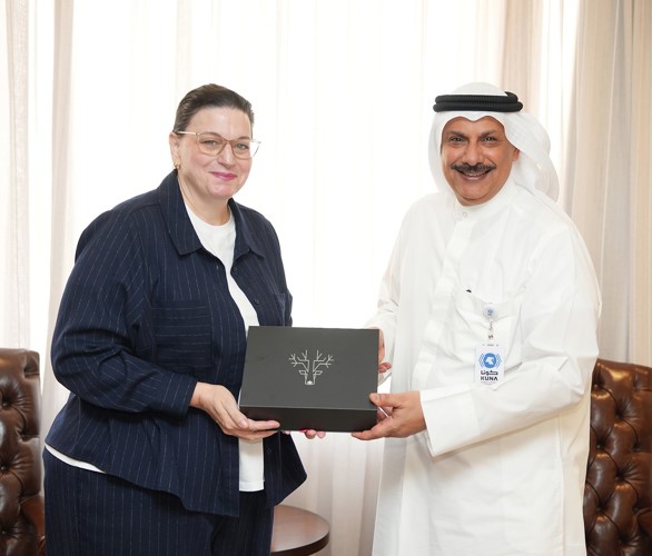 المدير العام لوكالة الأنباء الكويتية (كونا) بالتكليف محمد المناعي يستقبل سفيرة كندا لدى دولة الكويت تارا شورواتر