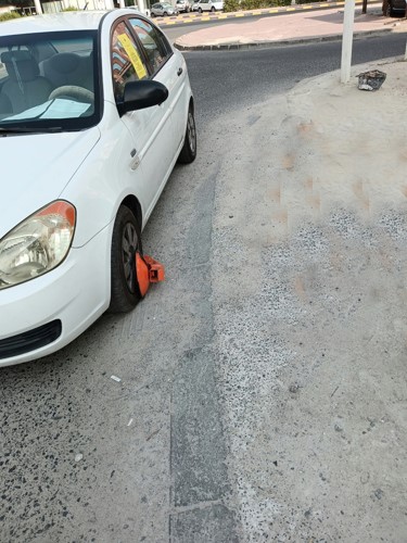 «المرور»: تكبيل مركبات أعاقت السير في الشوارع الداخلية
