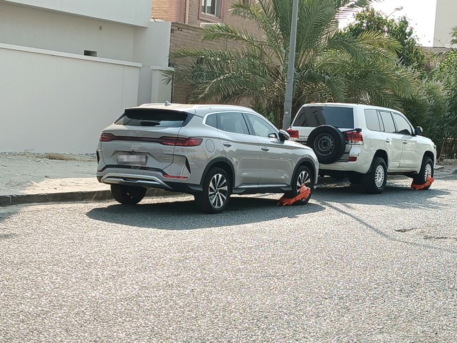 «المرور»: تكبيل مركبات أعاقت السير في الشوارع الداخلية