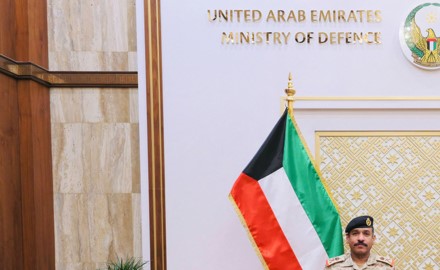 الكويت والإمارات تبحثان التعاون العسكري والدفاعي