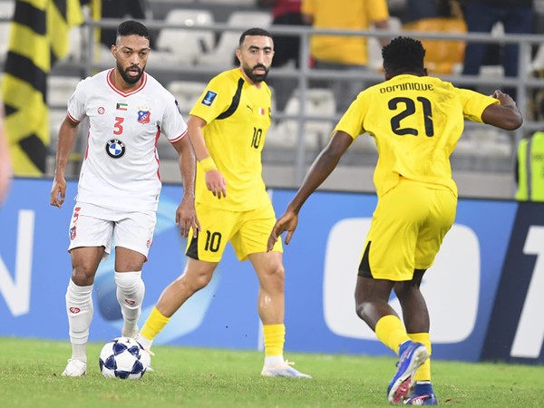  مشاري غنام يسيطر على الكرة قبل خروجه مصابا ولعب مكانه احمد الظفيري