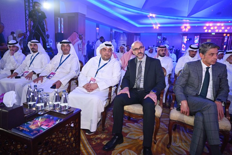 الرئيس التنفيذي لمجموعة الراي الإعلامية راشد العميري ومدير البطولة خالد الساير يتوسطان جانبا من الحضور
