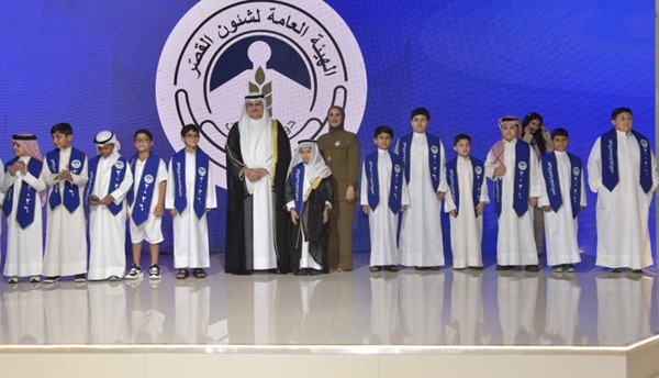  وزير العدل ورئيس مجلس إدارة الهيئة العامة لشؤون القصر المستشار ناصر السميط ومدير عام الهيئة بالتكليف علياء الصقر متوسطين عددا من الطلاب المتفوقين من أبناء الهيئة